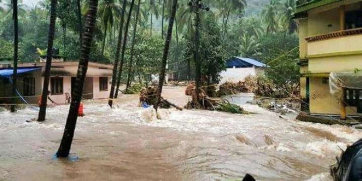 देश के कई हिस्सों में तेज बारिश और बाढ़ से हालात गंभीर, महाराष्ट्र में दो लाख लोग विस्थापित देश के कई हिस्सों में तेज बारिश और बाढ़ से हालात गंभीर, महाराष्ट्र में दो लाख लोग विस्थापित - India TV