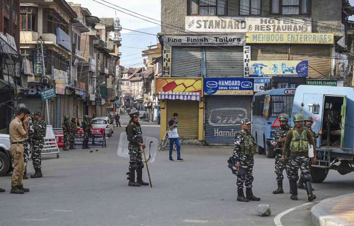 Security personnel stand guard during restrictions... Security personnel stand guard during restrictions...- India TV Hindi