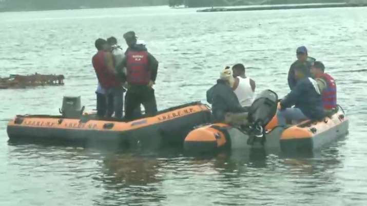 Boat capsizes during Ganpati Visarjan in Bhopal, 11 dead | ANI Boat capsizes during Ganpati Visarjan in Bhopal, 11 dead | ANI- India TV