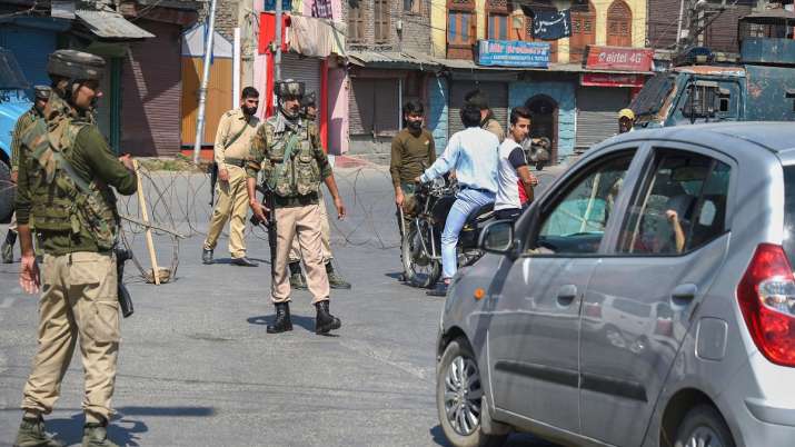 Security personnel divert traffic during curfew like restrictions in Srinagar. Security personnel divert traffic during curfew like restrictions in Srinagar.- India TV
