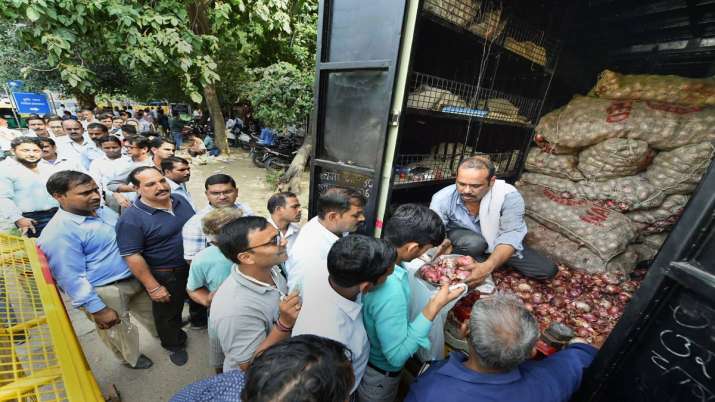 People queue up to purchase onions at subsidized rate, at Krishi Bhawan, in New Delhi, Tuesday, People queue up to purchase onions at subsidized rate, at Krishi Bhawan, in New Delhi, Tuesday,- India TV Paisa
