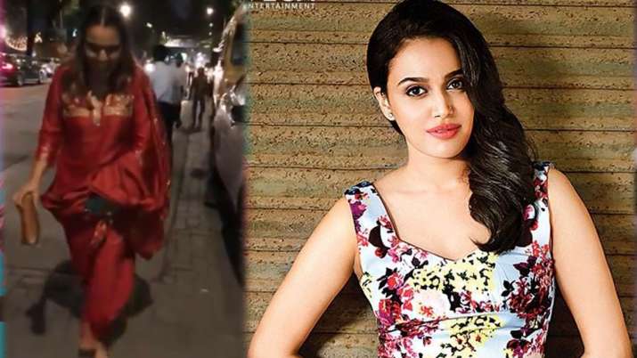 लाल बाग राजा के दर्शन करने गईं स्वरा भास्कर की चप्पल हुई चोरी, ट्वीट किया वीडियो लाल बाग राजा के दर्शन करने गईं स्वरा भास्कर की चप्पल हुई चोरी, ट्वीट किया वीडियो- India TV Hindi