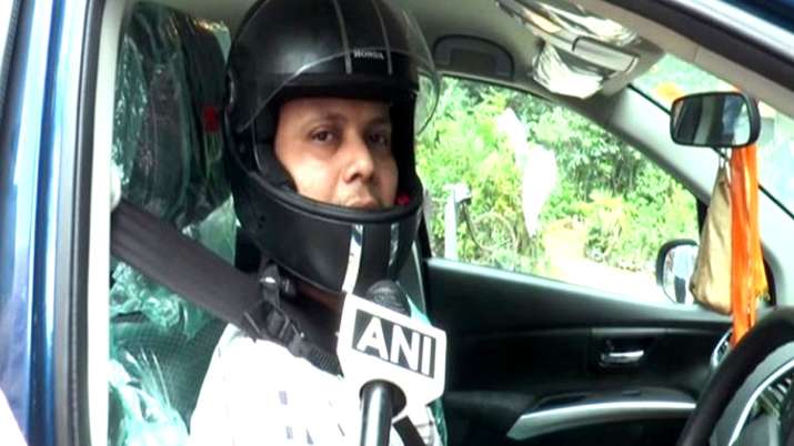 Uttar Pradesh aligarh man gest e challan for not wearing helmet while driving car Uttar Pradesh aligarh man gest e challan for not wearing helmet while driving car- India TV Hindi