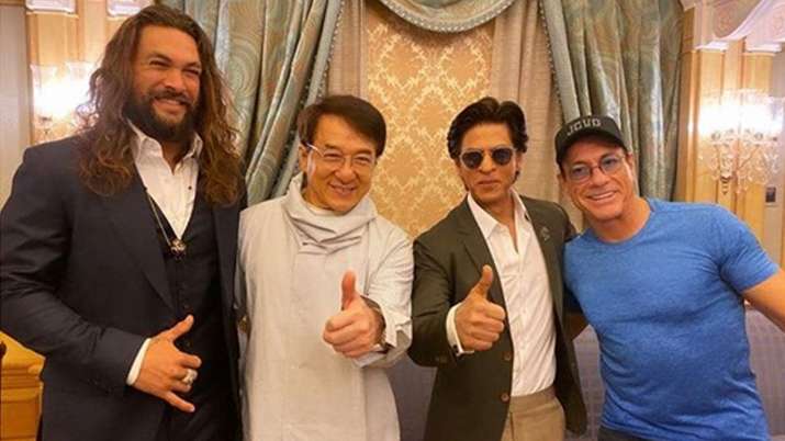 Shah Rukh Khan Poses With Jean Claudevan Damme Jackie Chan Aquaman Jason Momoa श हर ख ख न न ज क च न और एक व म न ज सन म म आ क स थ श यर क तस व र ब ल व ड स त र न य क य