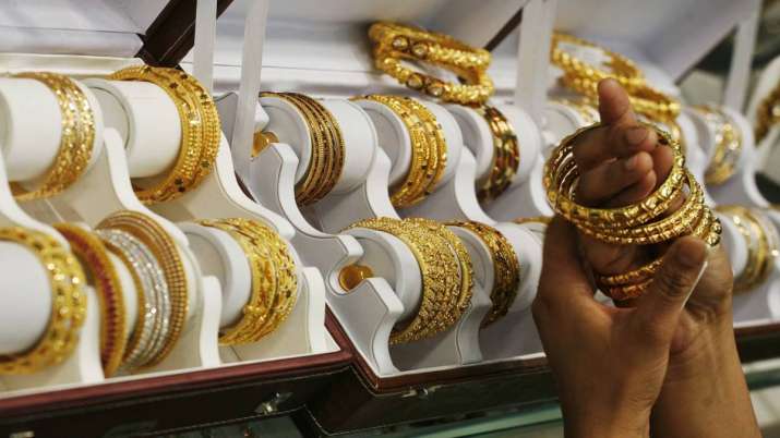Gold prices fall Rs 85 on weak global trend Gold prices fall Rs 85 on weak global trend- India TV Paisa