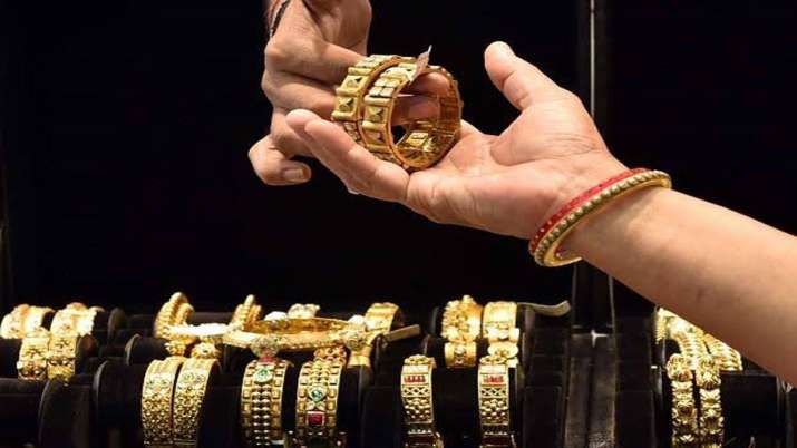 Gold jumps Rs 400 on wedding season demand Gold jumps Rs 400 on wedding season demand- India TV Paisa