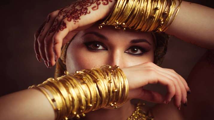 Gold prices jump Rs 485 on weaker rupee, geo-political tensions Gold prices jump Rs 485 on weaker rupee, geo-political tensions- India TV Paisa
