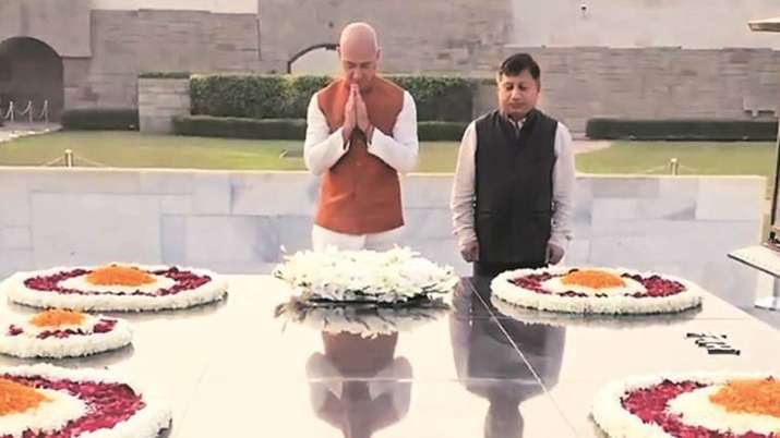 Jeff Bezos’ India visit: Amazon CEO pays tribute to Mahatma Gandhi Jeff Bezos’ India visit: Amazon CEO pays tribute to Mahatma Gandhi- India TV Paisa