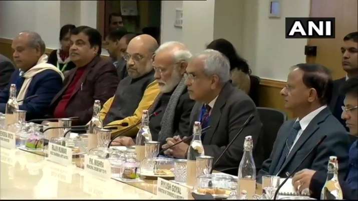 PM meets economists, experts at Niti Aayog PM meets economists, experts at Niti Aayog - India TV Paisa