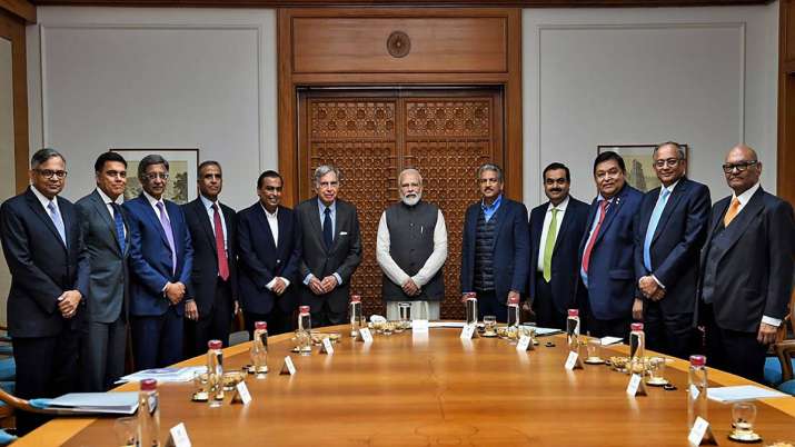 PM Narendra Modi poses for a group photo with leading business stalwarts to discuss ways to improve PM Narendra Modi poses for a group photo with leading business stalwarts to discuss ways to improve - India TV Paisa