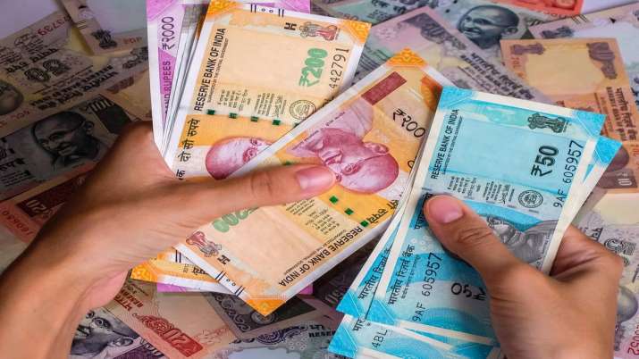 Rupee slips 10 paise to 71.43 against US dollar Rupee slips 10 paise to 71.43 against US dollar- India TV Paisa