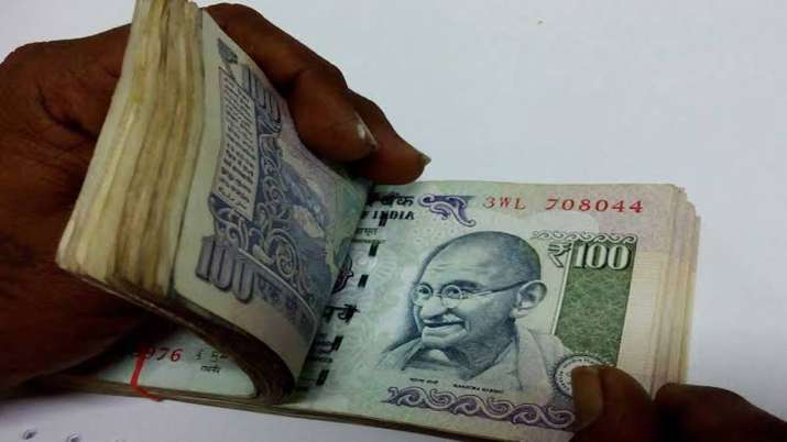 Rupee slides 22 paise to 3-week low on equity rout Rupee slides 22 paise to 3-week low on equity rout- India TV Paisa