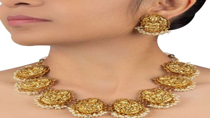 Gold prices gain Rs 52, silver jumps Rs 190 Gold prices gain Rs 52, silver jumps Rs 190- India TV Paisa