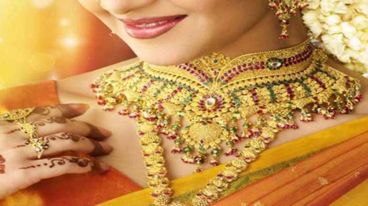 Gold prices drop Rs 396, silver falls Rs 179 Gold prices drop Rs 396, silver falls Rs 179- India TV Paisa