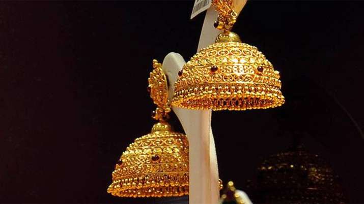Gold prices rise Rs 111 on weak rupee, silver falls Rs 67 Gold prices rise Rs 111 on weak rupee, silver falls Rs 67- India TV Paisa