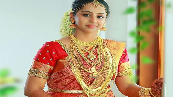 Gold slumps Rs 222 on weak global cues Gold slumps Rs 222 on weak global cues- India TV Paisa
