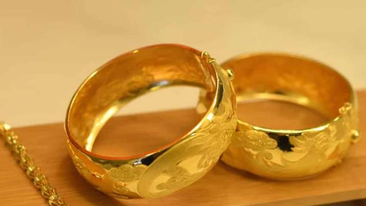 Gold soars Rs 953 on weaker rupee, global cues Gold soars Rs 953 on weaker rupee, global cues- India TV Paisa