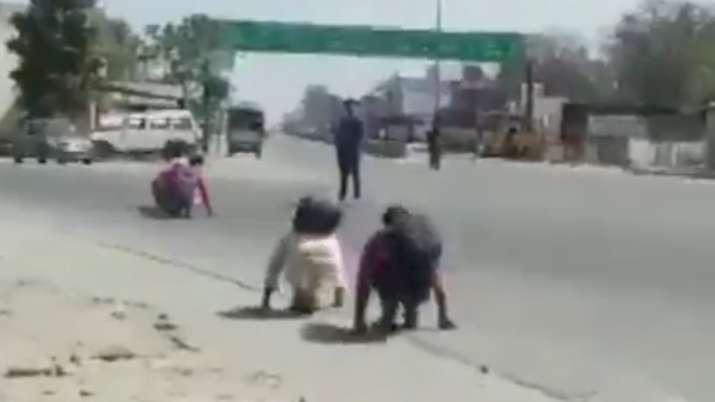बदायूं कोरोना वायरस हिंदी न्यूज़ Coronavirus: Lockdown Violator Coronavirus Badaun Police Asked to बदायूं कोरोना वायरस हिंदी न्यूज़ Coronavirus: Lockdown Violator Coronavirus Badaun Police Asked to - India TV