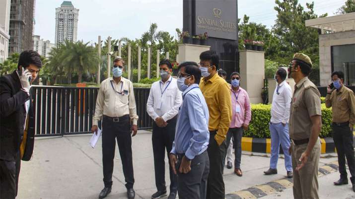Noida: Officials seal the premises of hotel Sandal... Noida: Officials seal the premises of hotel Sandal...- India TV