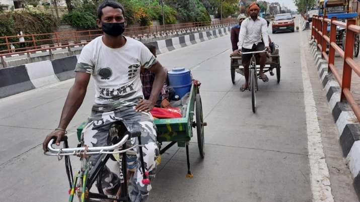 रिक्शा ठेली लेकर दिल्ली से बिहार निकले मजदूरी करने वाले लोग रिक्शा ठेली लेकर दिल्ली से बिहार निकले मजदूरी करने वाले लोग- India TV