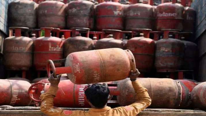 Subsidised LPG price hiked by Rs 35.55 in 5 months Subsidised LPG price hiked by Rs 35.55 in 5 months- India TV Paisa
