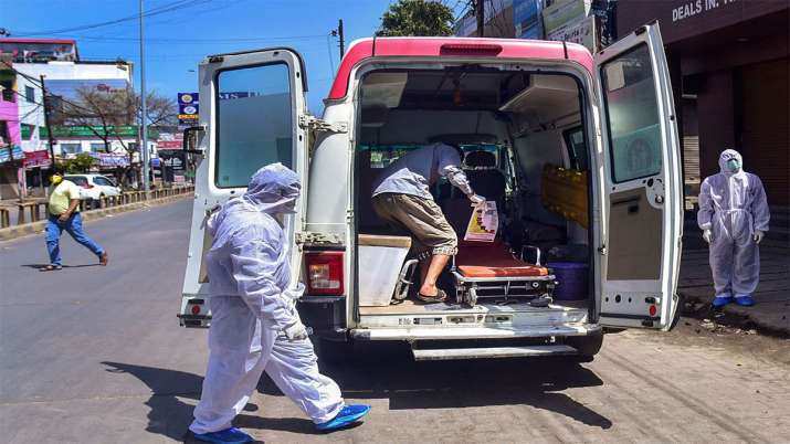 Aligarh: Medical workers escort a suspected coronavirus... Aligarh: Medical workers escort a suspected coronavirus...- India TV
