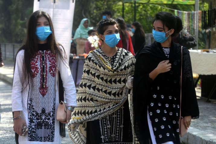 दूनिया से उलट है पाकिस्तान का हाल, यहां बुजुर्ग नहीं Coronavirus से 21 से 30 साल के युवा सबसे ज्यादा दूनिया से उलट है पाकिस्तान का हाल, यहां बुजुर्ग नहीं Coronavirus से 21 से 30 साल के युवा सबसे ज्यादा- India TV