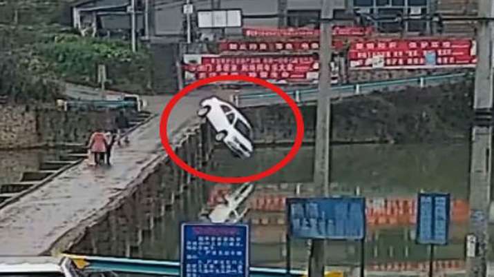 viral news on car crash in river viral news on car crash in river- India TV