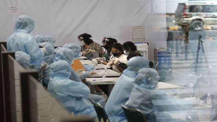 Post-lockdown flights, Cabin crew, gown, mask Post-lockdown flights, Cabin crew, gown, mask- India TV Paisa