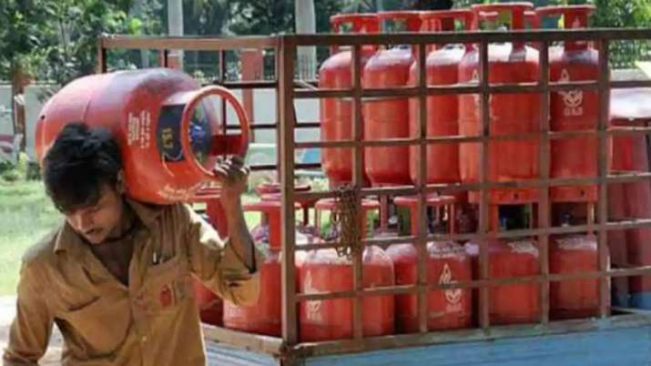 BPCL launches cooking gas booking via WhatsApp BPCL launches cooking gas booking via WhatsApp- India TV Paisa