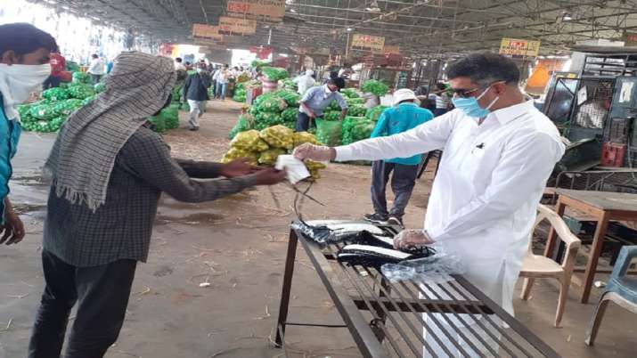 Coronavirus pandemic: IDFC First Bank distributed masks and gloves in Delhi's Azadpur mandi Coronavirus pandemic: IDFC First Bank distributed masks and gloves in Delhi's Azadpur mandi- India TV Paisa