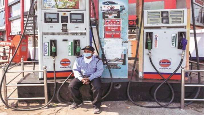 Diesel getting expensive while petrol holds the ground Diesel getting expensive while petrol holds the ground- India TV Paisa