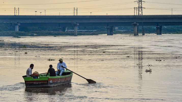 दिल्ली में यमुना का जलस्तर चेतावनी के निशान के पास पहुंचा, मंडराया बाढ़ का  खतरा - India TV Hindi News