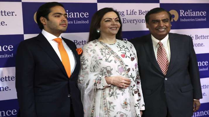 Mukesh Ambani with hi wife Nita and son Akash Ambani Mukesh Ambani with hi wife Nita and son Akash Ambani- India TV Paisa
