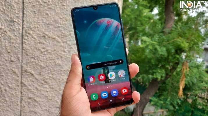 India's smartphone mkt hits record 53 mn units in Q3, Samsung reclaims top spot India's smartphone mkt hits record 53 mn units in Q3, Samsung reclaims top spot- India TV Paisa