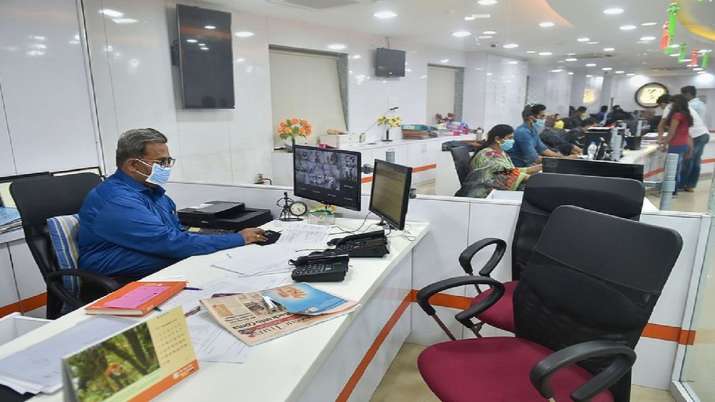 एक सरकारी बैंक में काम करता हुआ अधिकारी। एक सरकारी बैंक में काम करता हुआ अधिकारी। - India TV Paisa