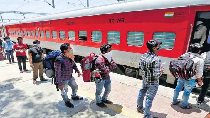 लॉकडाउन के दौरान चलाई गईं श्रमिक स्पेशल ट्रेन में सवार होते प्रवासी श्रमिक लॉकडाउन के दौरान चलाई गईं श्रमिक स्पेशल ट्रेन में सवार होते प्रवासी श्रमिक- India TV Paisa