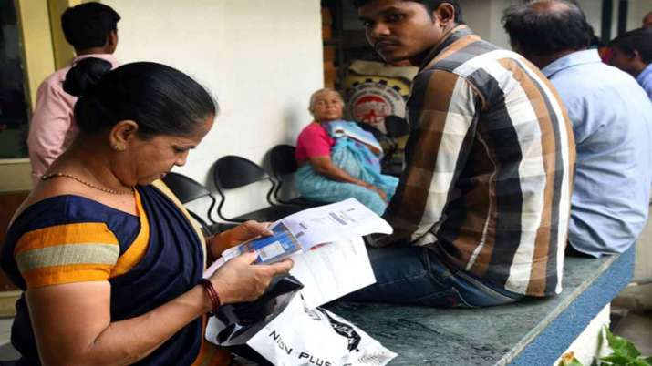 EPFO की ईपीएस-95 योजना के लाभार्थी पेंशन के लिए इंतजार करते हुए EPFO की ईपीएस-95 योजना के लाभार्थी पेंशन के लिए इंतजार करते हुए- India TV Paisa