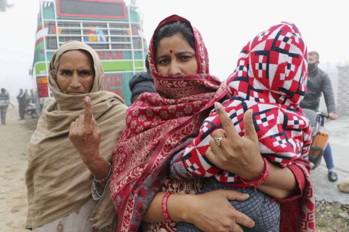 जम्मू-कश्मीर: 370 हटने के बाद लोकतंत्र में बढ़ रहा है लोगों का भरोसा? पहले से ज्यादा लोग कर रहे हैं मतदान