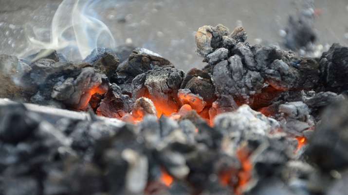 झारखंड में जमीन धंसी और तपती आग में समा गई 3 बच्चों की मां, हुई दर्दनाक मौत