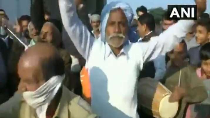 70 साल में पहली बार वोट डालने की खुशी कैसी होती है? वीडियो देखकर ही समझ सकेंगे आप 70 साल में पहली बार वोट डालने की खुशी कैसी होती है? वीडियो देखकर ही समझ सकेंगे आप