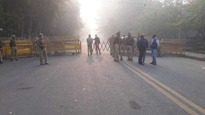 अखिलेश यादव के घर के रास्ते को पुलिस ने किया सील, आज कन्नौज से निकालने वाले थे ट्रैक्टर रैली अखिलेश यादव के घर के रास्ते को पुलिस ने किया सील, आज कन्नौज से निकालने वाले थे ट्रैक्टर रैली