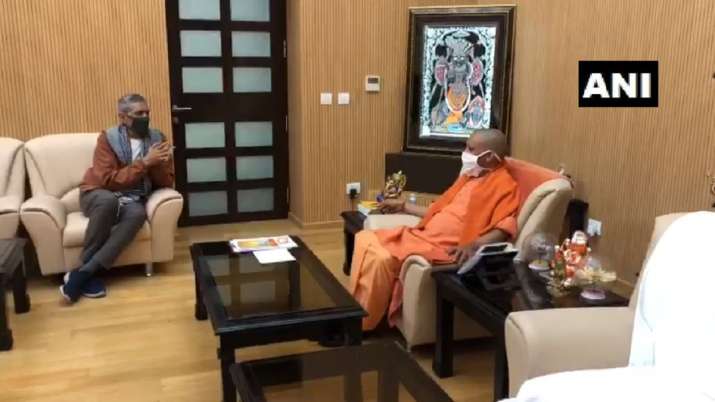 प्रकाश झा से मिले योगी आदित्यनाथ, नई फिल्म सिटी को लेकर हुई चर्चा प्रकाश झा से मिले योगी आदित्यनाथ, नई फिल्म सिटी को लेकर हुई चर्चा