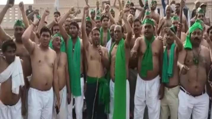 अर्धनग्न किसान नोएडा से दिल्ली की ओर बढ़े, कहा- सरकार से अपनी बात मनवा के रहेंगे