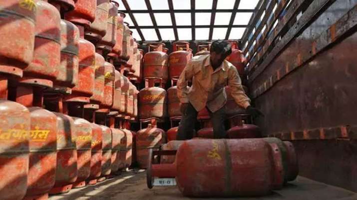 ट्रक से एलपीजी सिलेेंडर नीचे उतारता हुआ एक कर्मचारी। (चित्र प्रतीकात्मक) ट्रक से एलपीजी सिलेेंडर नीचे उतारता हुआ एक कर्मचारी। (चित्र प्रतीकात्मक)- India TV Paisa