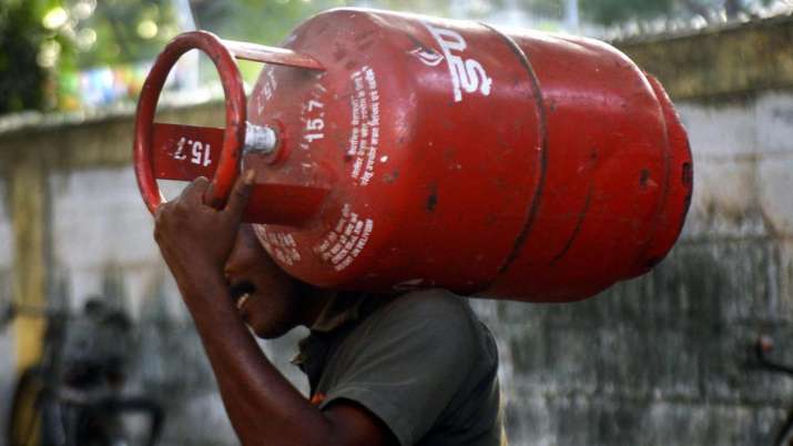 IOCL Hike 19KG commercial gas cylinder price on new year IOCL Hike 19KG commercial gas cylinder price on new year- India TV Paisa