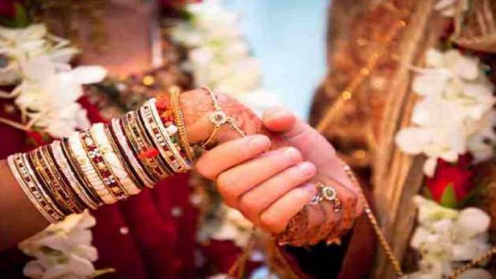 हिंदू लड़की की हो रही थी मुस्लिम लड़के से शादी, पुलिस ने रुकवा दी हिंदू लड़की की हो रही थी मुस्लिम लड़के से शादी, पुलिस ने रुकवा दी
