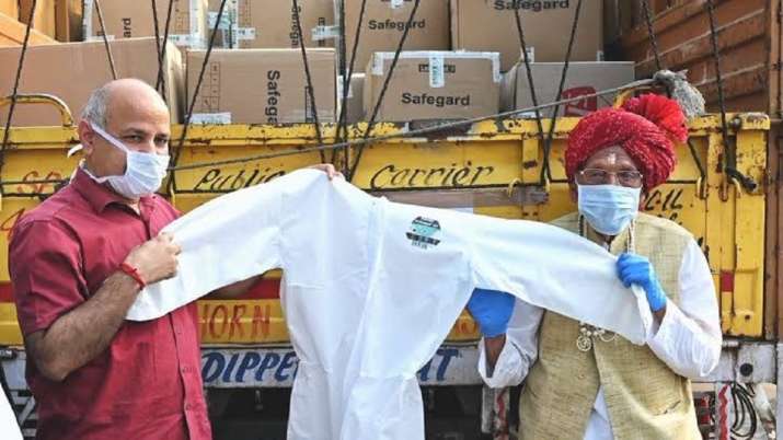 कुछ समय पहले ही धर्मपाल गुलाटी ने दिल्ली सरकार को दी थीं PPE किट्स, याद कर भावुक हुए सिसोदिया और केजरीवाल
