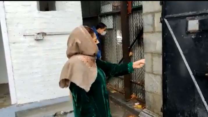 महबूबा मुफ्ती का ने लगाया नजरबंद करने का आरोप, बंद दरवाजों के पीछे से जारी किया वीडियो