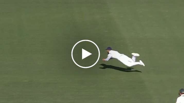 Video : कोहली ने हवा में उड़ते हुए पकड़ा बेहतरीन कैच, हैरान रह गया बल्लेबाज!